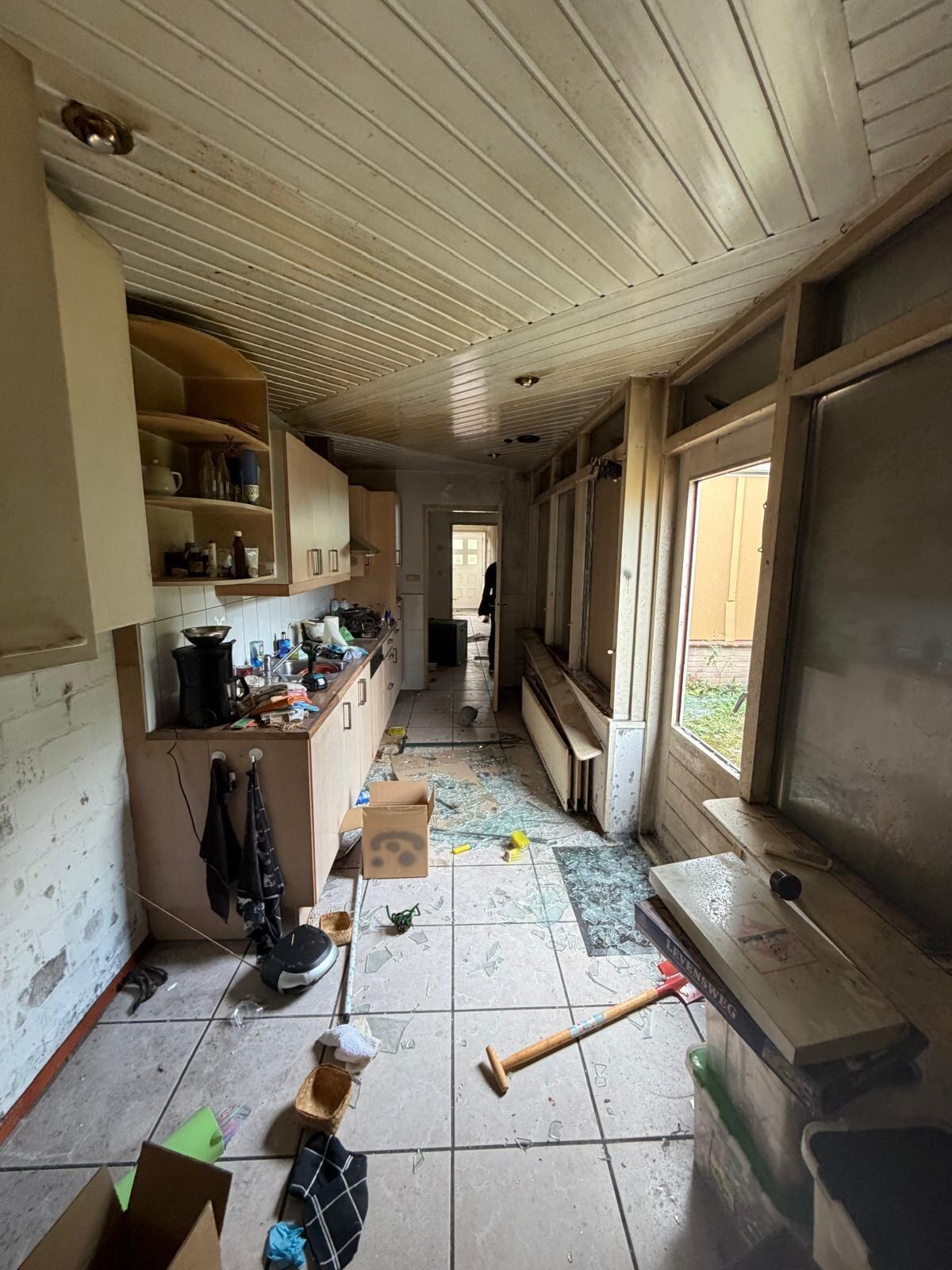 Oude keuken met houten kastjes en schrootjesplafond, voor de sloop